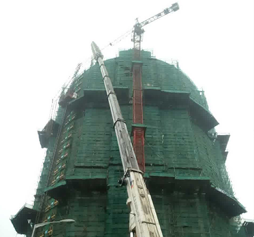 鹤峰吊车在工地上作业